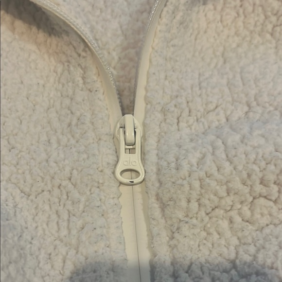 ALO Yoga Cream Teddy Jacket Plush Cropped Design Women’s Size Small - Picture 3 of 6